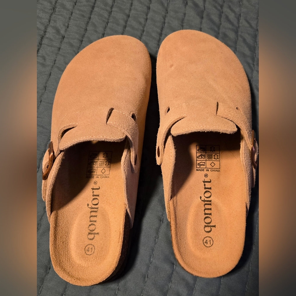 qomfort Suede Slip-On Clogs in Cognac